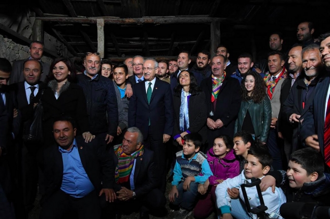 Kılıçdaroğlu, Çöreler Köyü'nde köylülerle birlikte 9