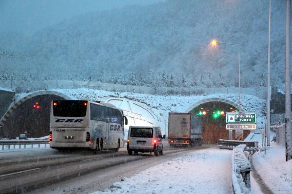 Bolu Dağı'nda kar, ulaşımı zorlaştırdı 3
