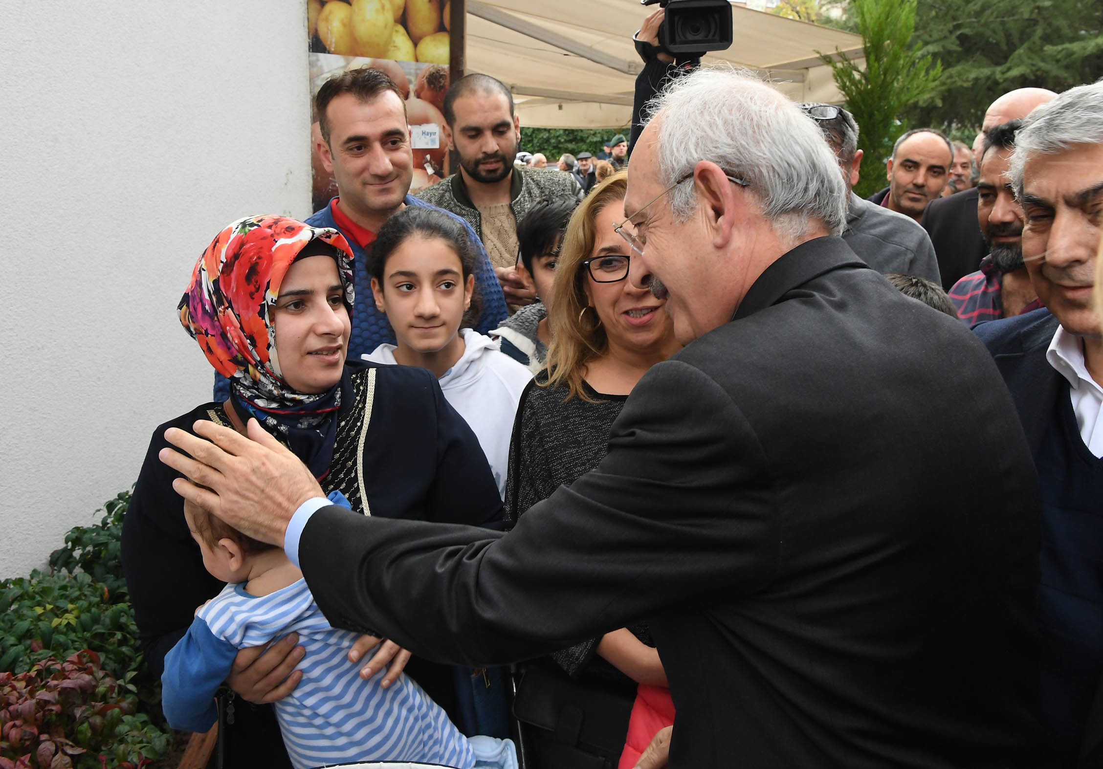 Kılıçdaroğlu, Gürpınar'da kadınlarla bir araya geldi 15