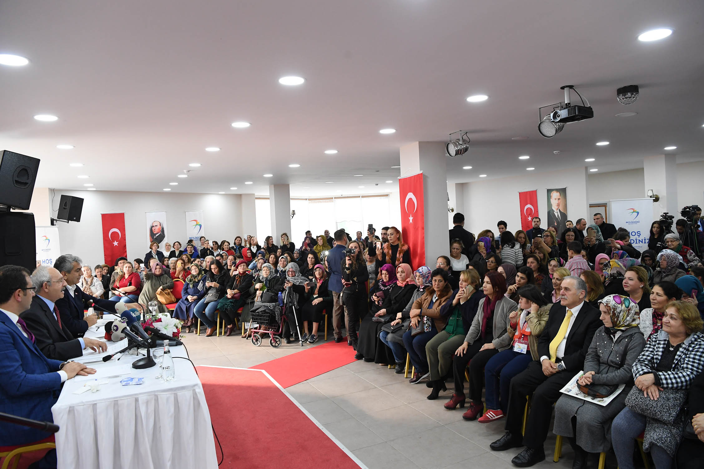 Kılıçdaroğlu, Gürpınar'da kadınlarla bir araya geldi 23
