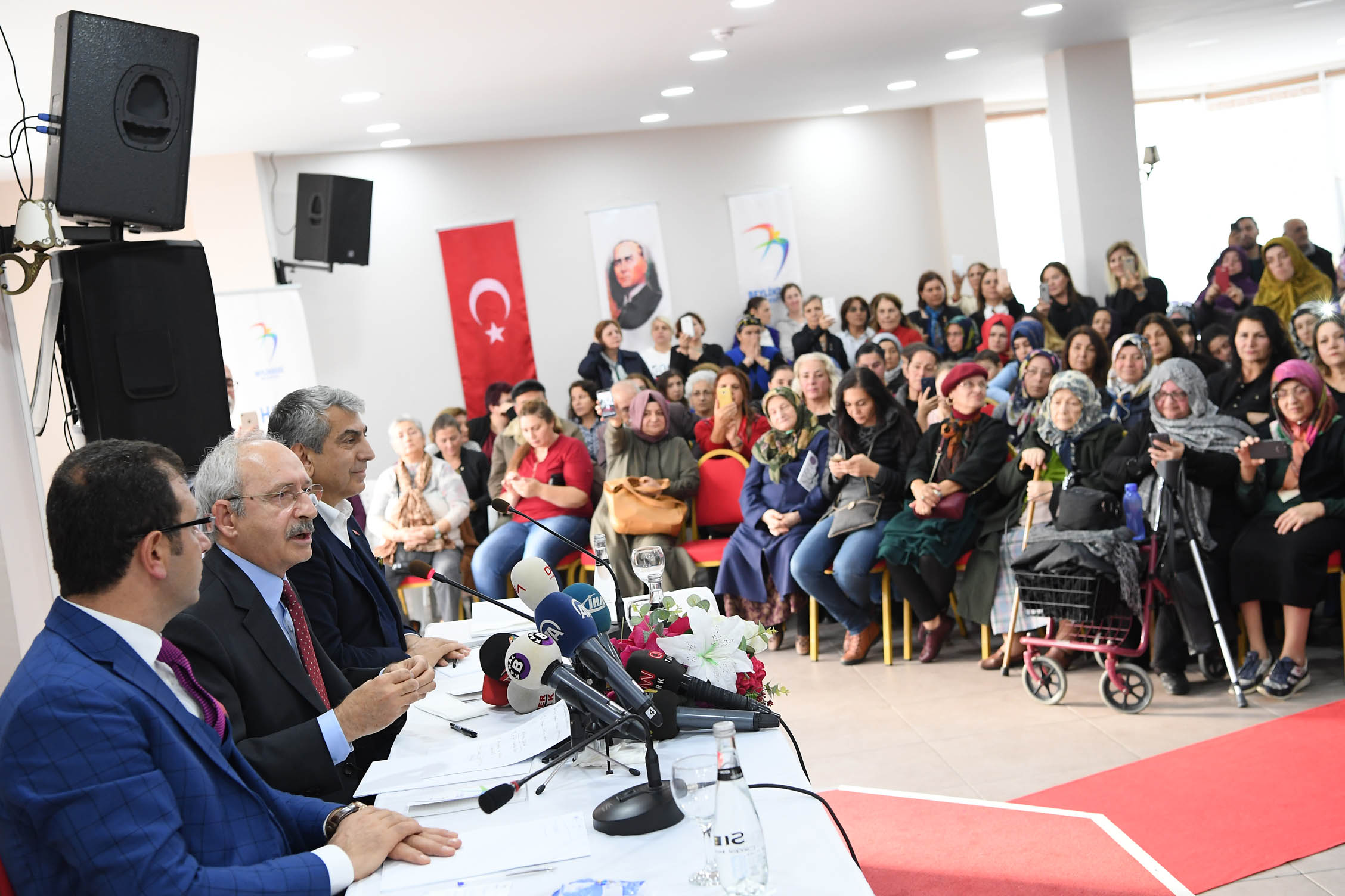 Kılıçdaroğlu, Gürpınar'da kadınlarla bir araya geldi 24