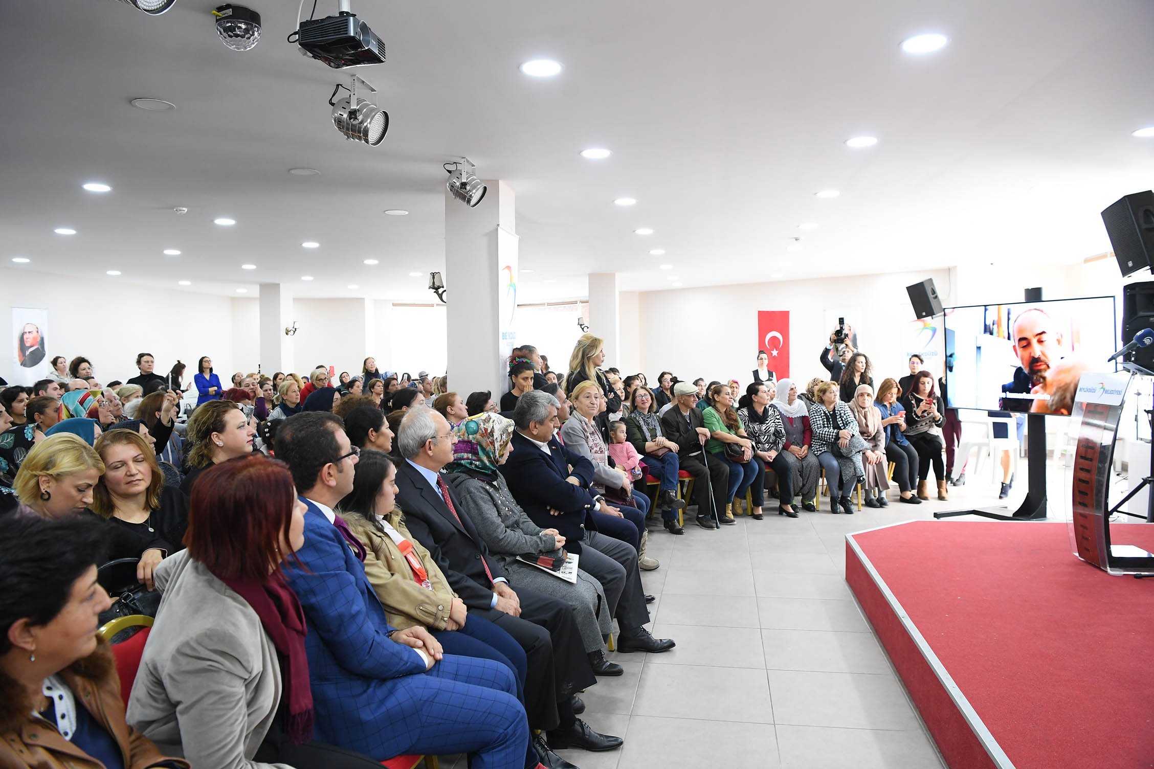 Kılıçdaroğlu, Gürpınar'da kadınlarla bir araya geldi 27