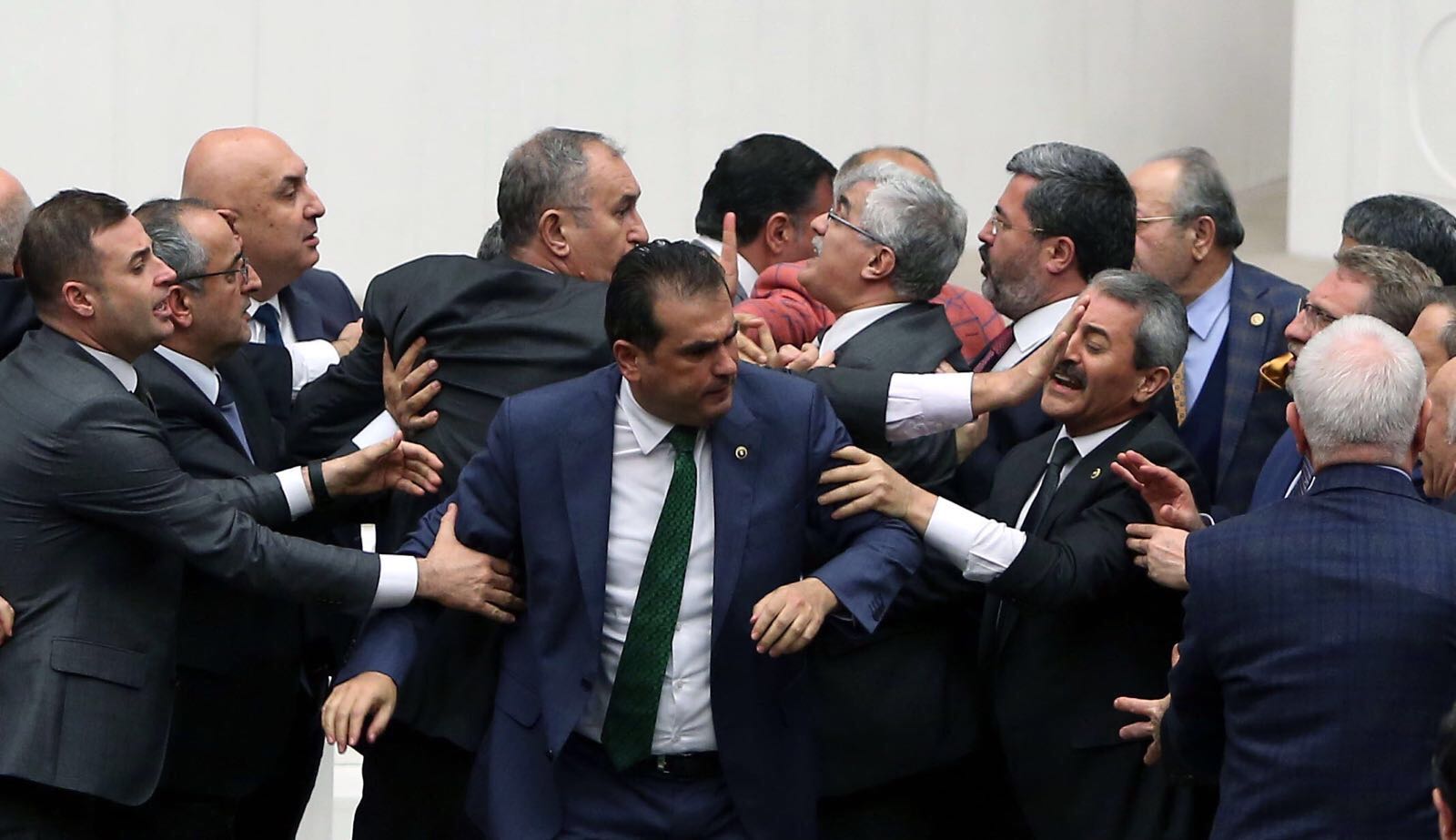 Mecliste kavga çıktı! Genel Kurulda AKP-CHP milletvekilleri birbirine gi 1