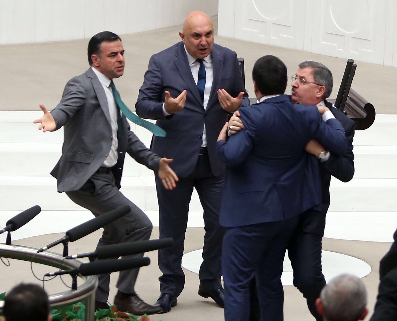 Mecliste kavga çıktı! Genel Kurulda AKP-CHP milletvekilleri birbirine gi 2