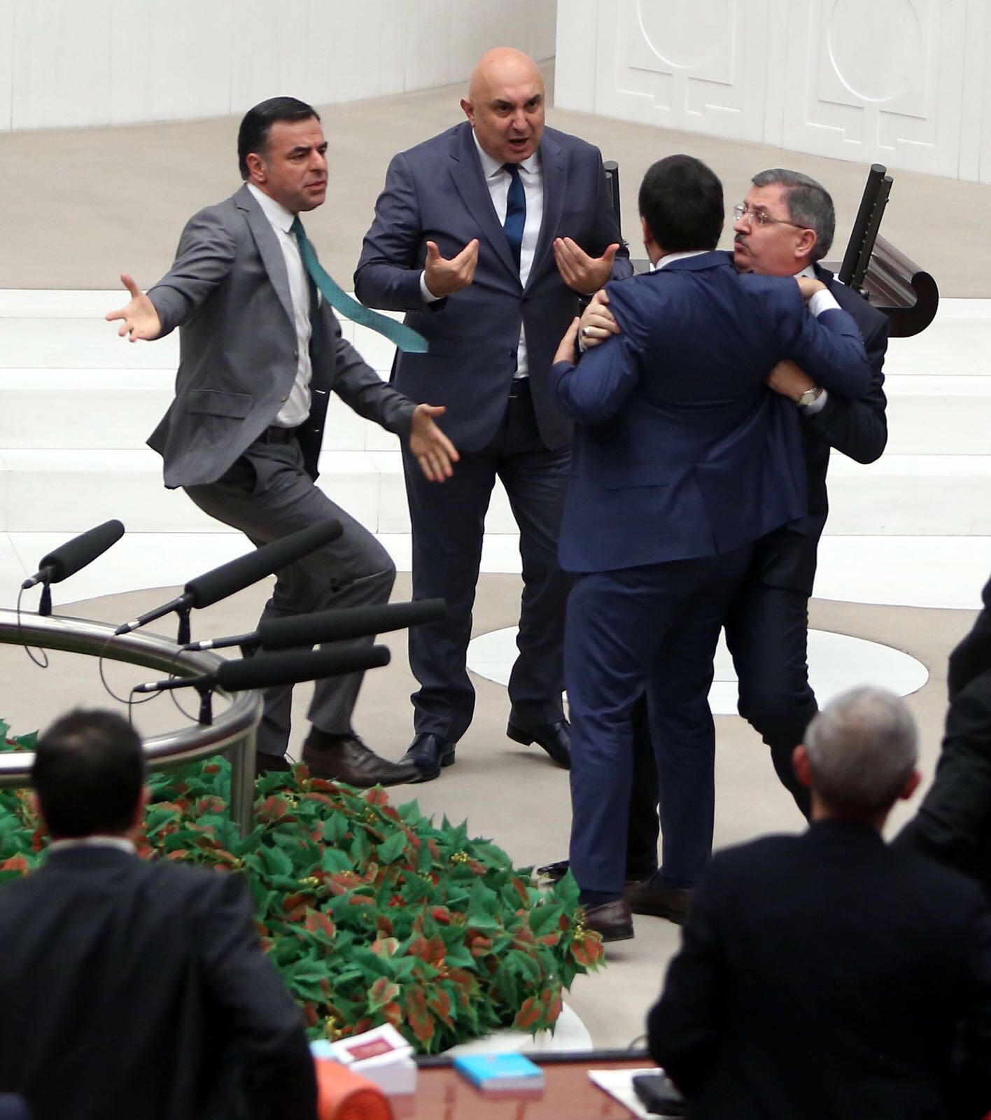 Mecliste kavga çıktı! Genel Kurulda AKP-CHP milletvekilleri birbirine gi 3