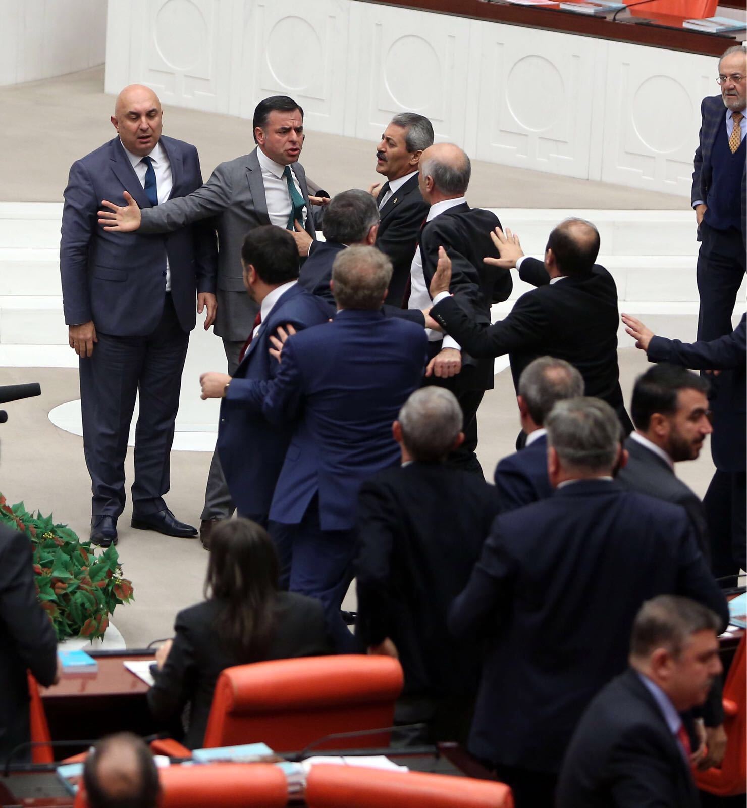 Mecliste kavga çıktı! Genel Kurulda AKP-CHP milletvekilleri birbirine gi 4