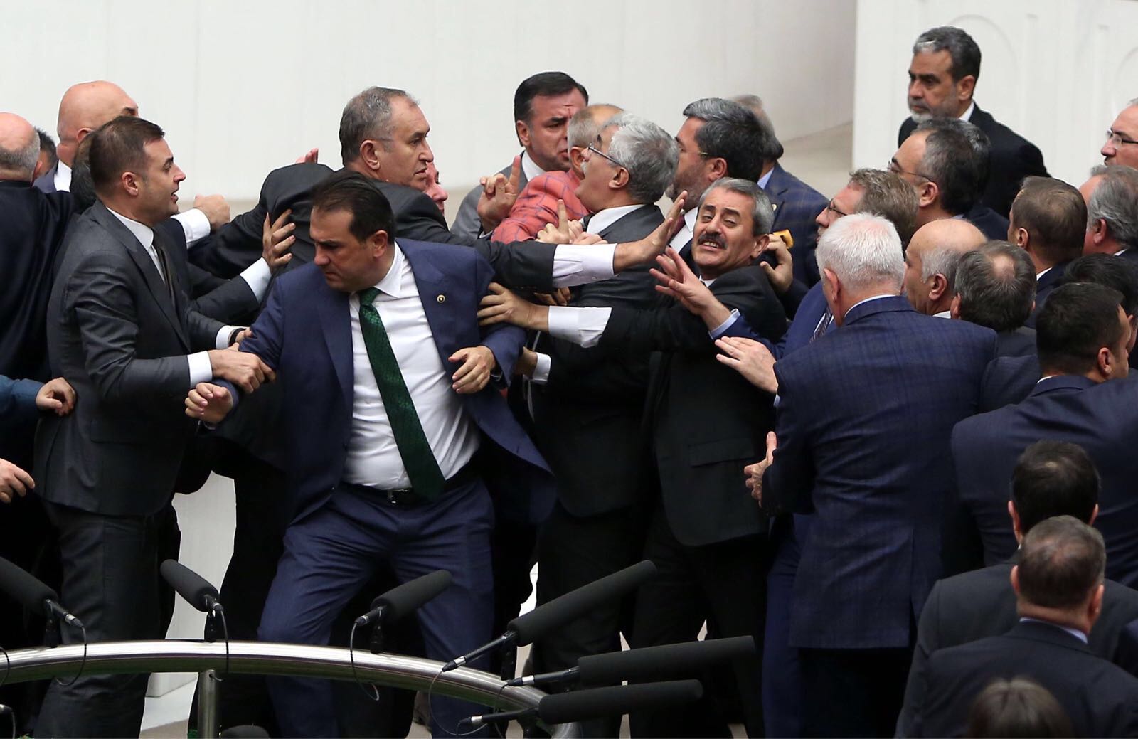 Mecliste kavga çıktı! Genel Kurulda AKP-CHP milletvekilleri birbirine gi 5