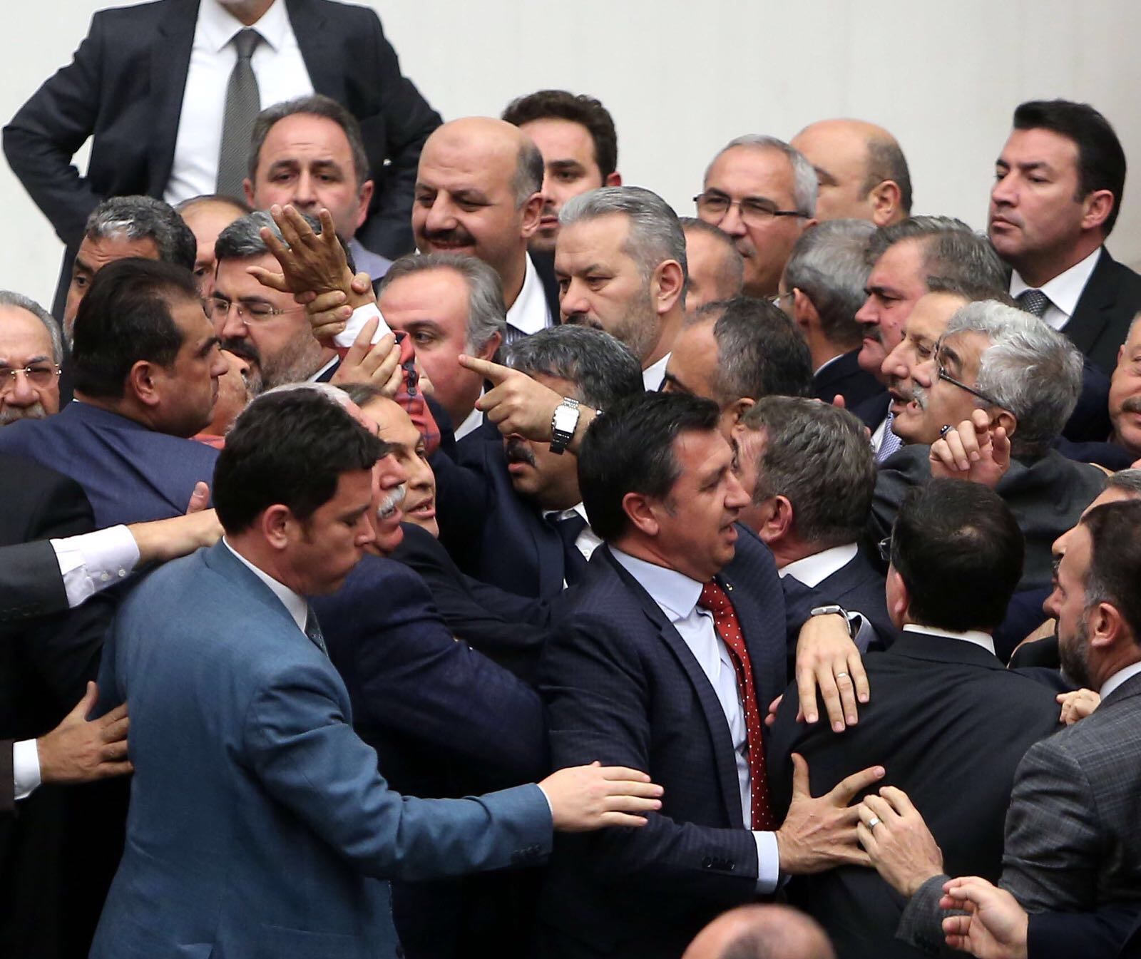 Mecliste kavga çıktı! Genel Kurulda AKP-CHP milletvekilleri birbirine gi 7