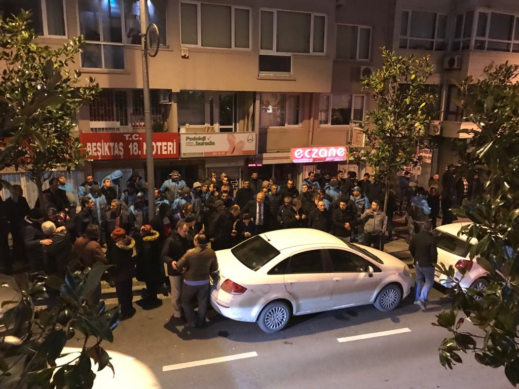 Beşiktaş Belediyesi önünde Hazinedar'a destek gösterisi! 1