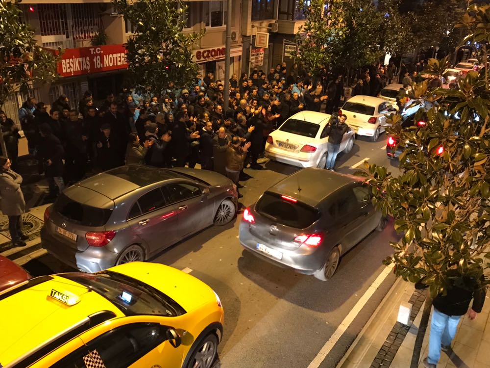 Beşiktaş Belediyesi önünde Hazinedar'a destek gösterisi! 10