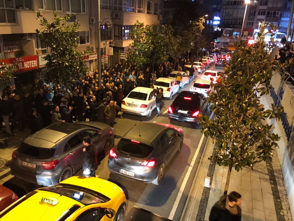 Beşiktaş Belediyesi önünde Hazinedar'a destek gösterisi! 4