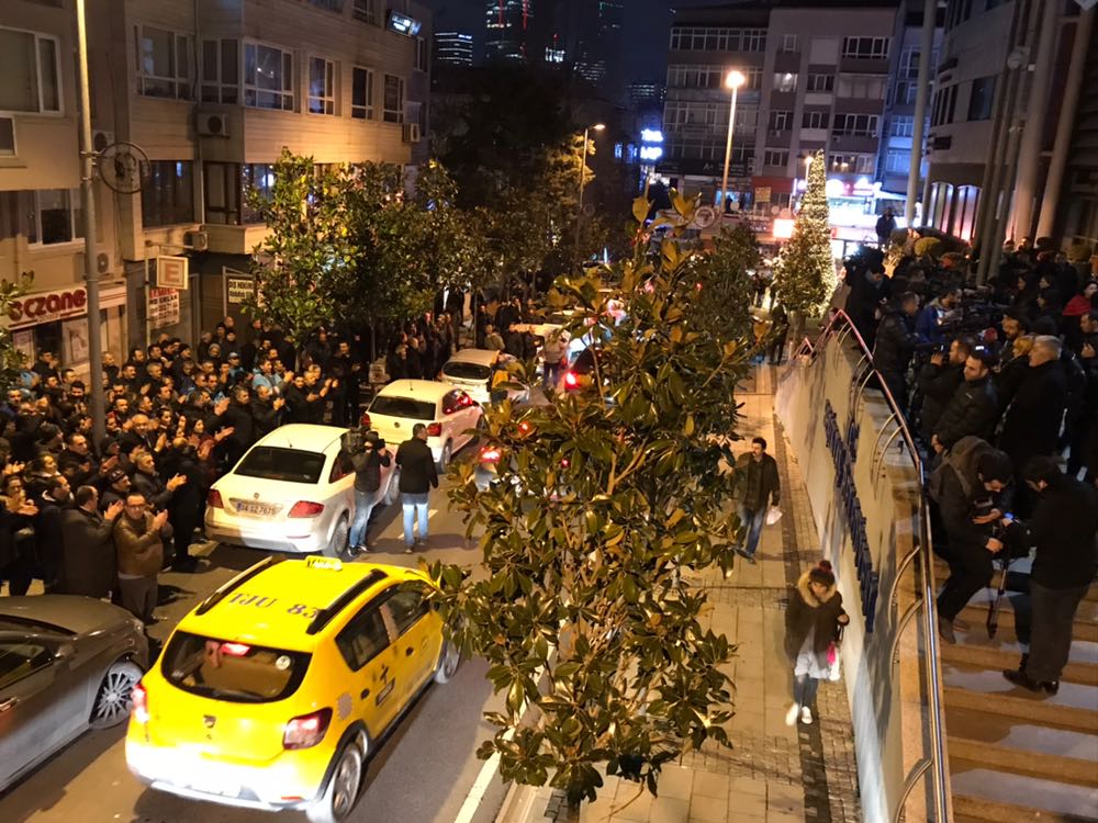 Beşiktaş Belediyesi önünde Hazinedar'a destek gösterisi! 5