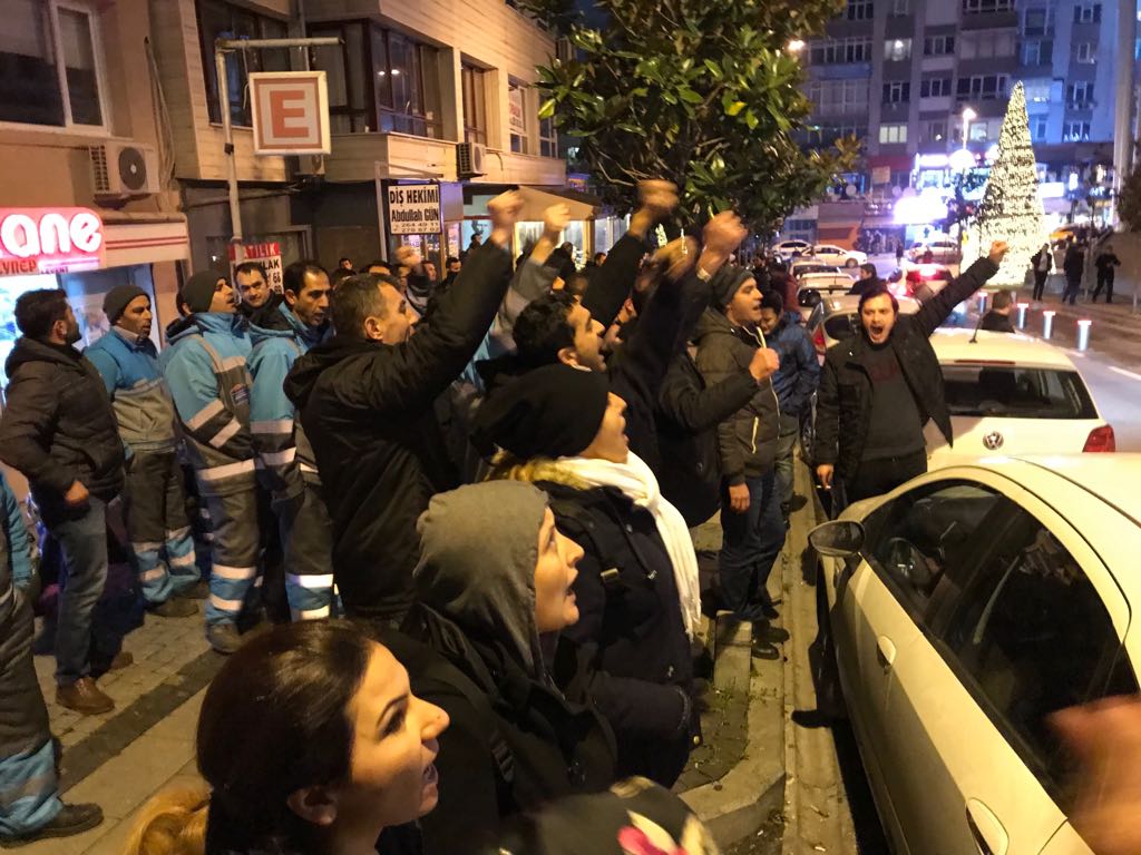 Beşiktaş Belediyesi önünde Hazinedar'a destek gösterisi! 8