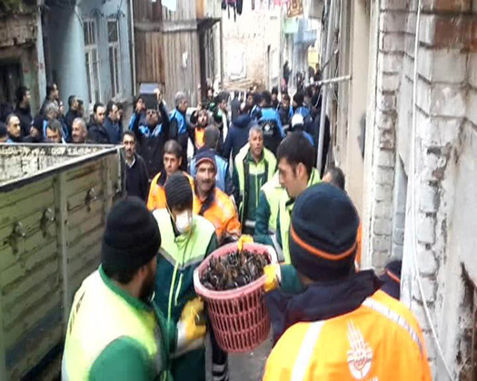 İstanbul'daki 2 tonluk "merdiven altı midye dolma operasyonu&q 12
