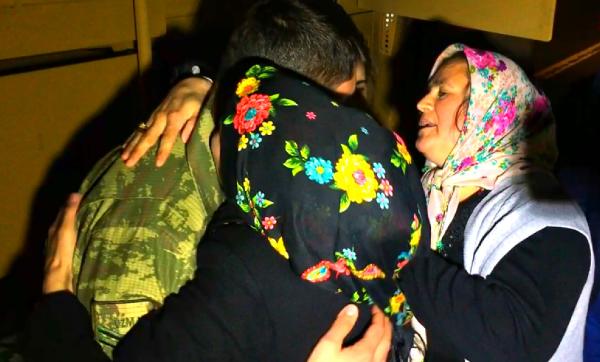 Afrin'e giden askerin ailesinden otoyolda duygulandıran sürpriz 6