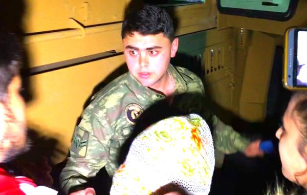 Afrin'e giden askerin ailesinden otoyolda duygulandıran sürpriz 8