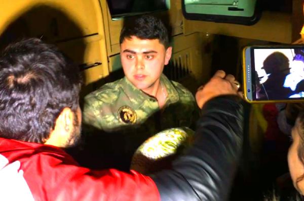 Afrin'e giden askerin ailesinden otoyolda duygulandıran sürpriz 9