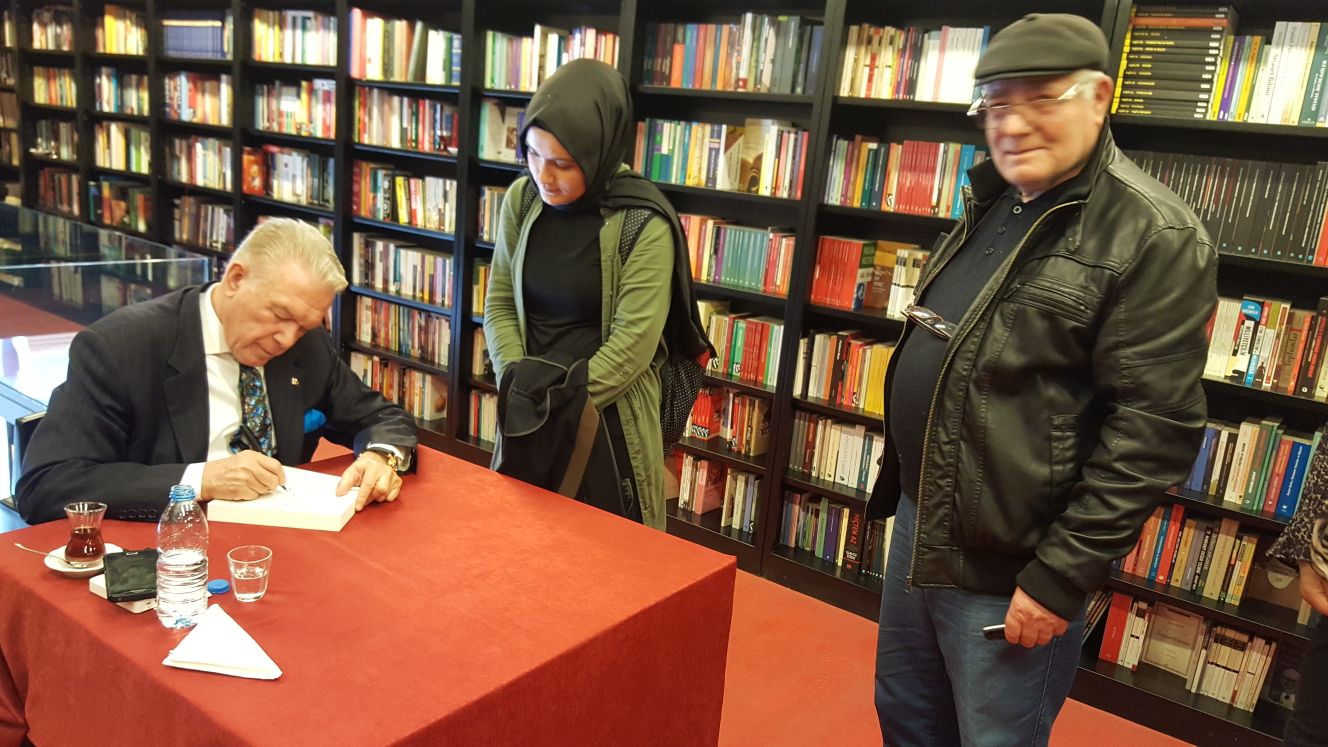 Uğur Dündar Karşıyaka'da kitabını imzaladı 14