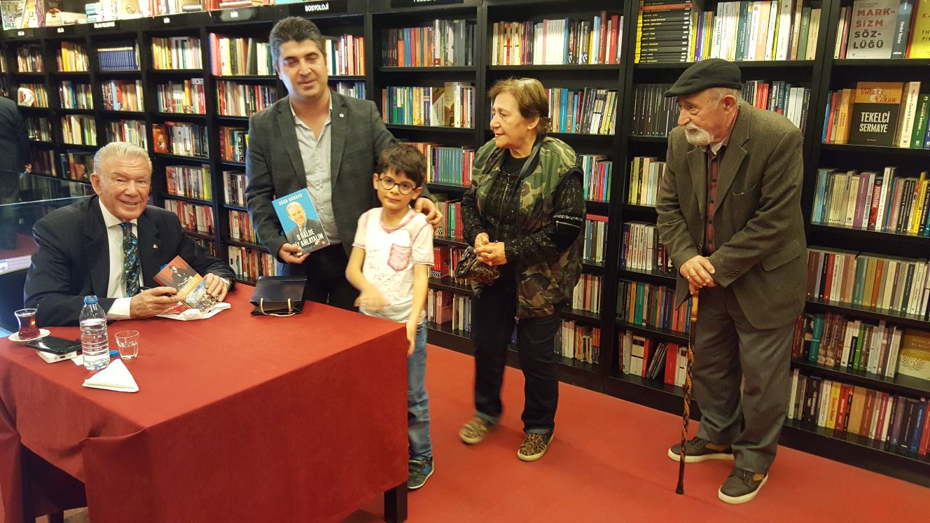 Uğur Dündar Karşıyaka'da kitabını imzaladı 4