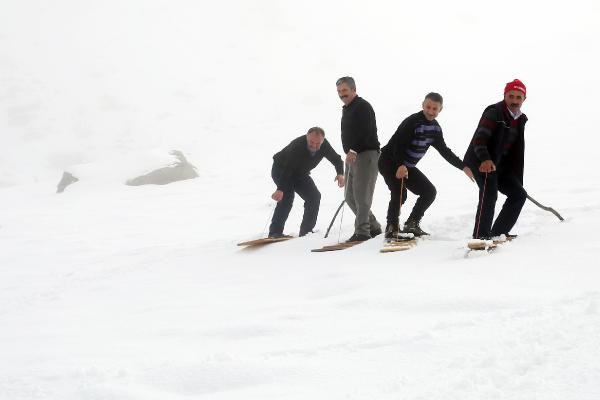 Kar yağdı, köylülerin tahtalı kayak eğlencesi başladı 1
