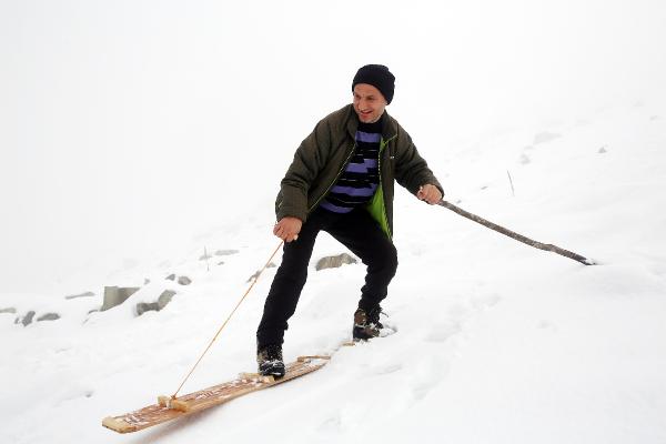 Kar yağdı, köylülerin tahtalı kayak eğlencesi başladı 10