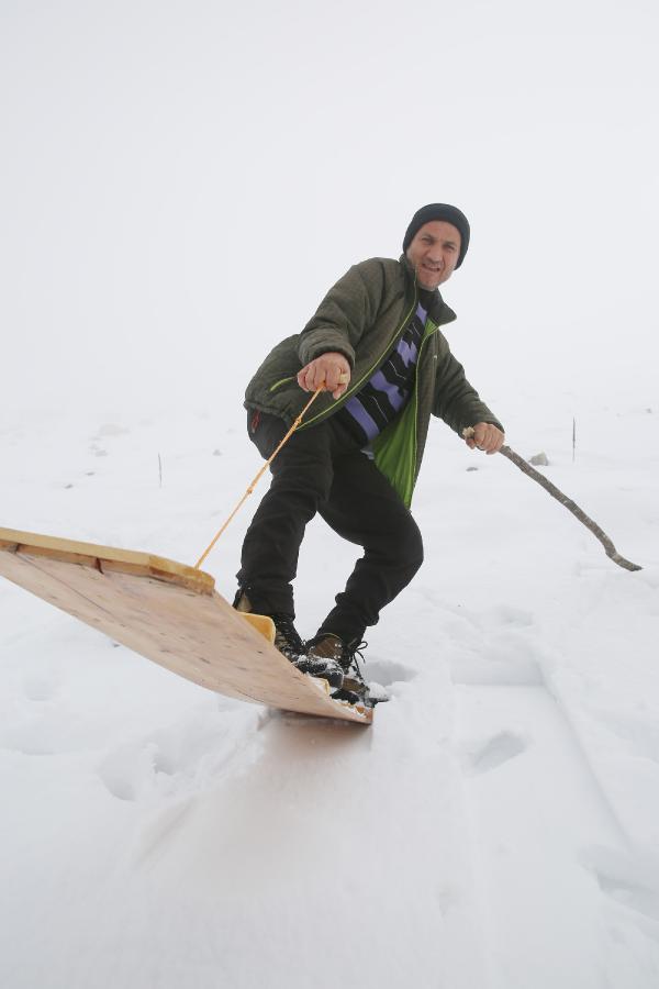 Kar yağdı, köylülerin tahtalı kayak eğlencesi başladı 11
