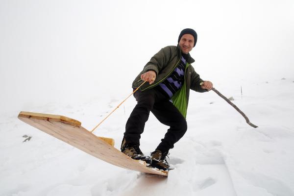 Kar yağdı, köylülerin tahtalı kayak eğlencesi başladı 12
