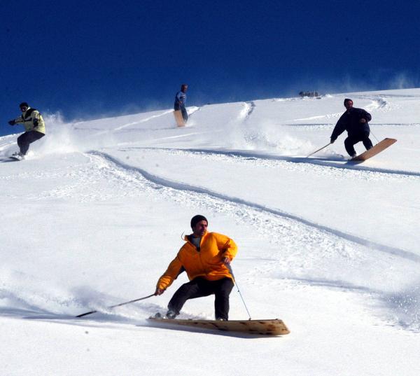 Kar yağdı, köylülerin tahtalı kayak eğlencesi başladı 14