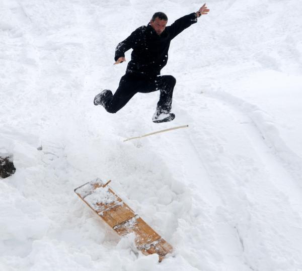 Kar yağdı, köylülerin tahtalı kayak eğlencesi başladı 15