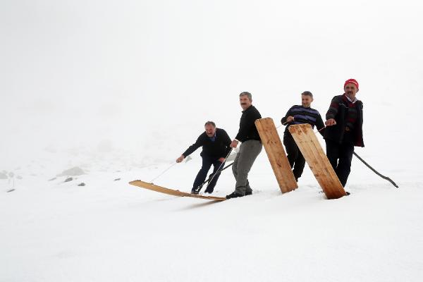 Kar yağdı, köylülerin tahtalı kayak eğlencesi başladı 2