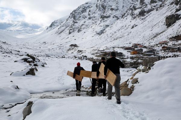 Kar yağdı, köylülerin tahtalı kayak eğlencesi başladı 3
