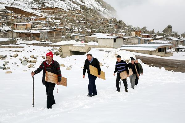Kar yağdı, köylülerin tahtalı kayak eğlencesi başladı 4