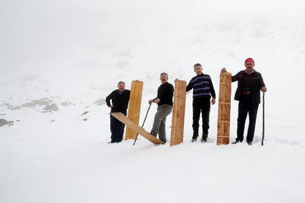 Kar yağdı, köylülerin tahtalı kayak eğlencesi başladı 5