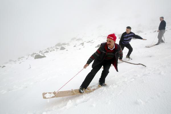 Kar yağdı, köylülerin tahtalı kayak eğlencesi başladı 6