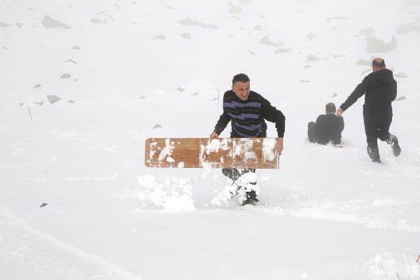 Kar yağdı, köylülerin tahtalı kayak eğlencesi başladı 7