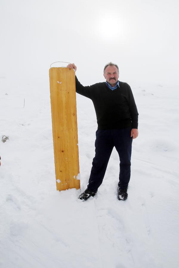 Kar yağdı, köylülerin tahtalı kayak eğlencesi başladı 8