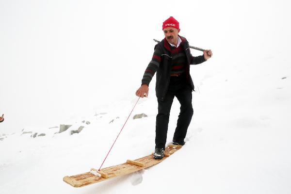 Kar yağdı, köylülerin tahtalı kayak eğlencesi başladı 9