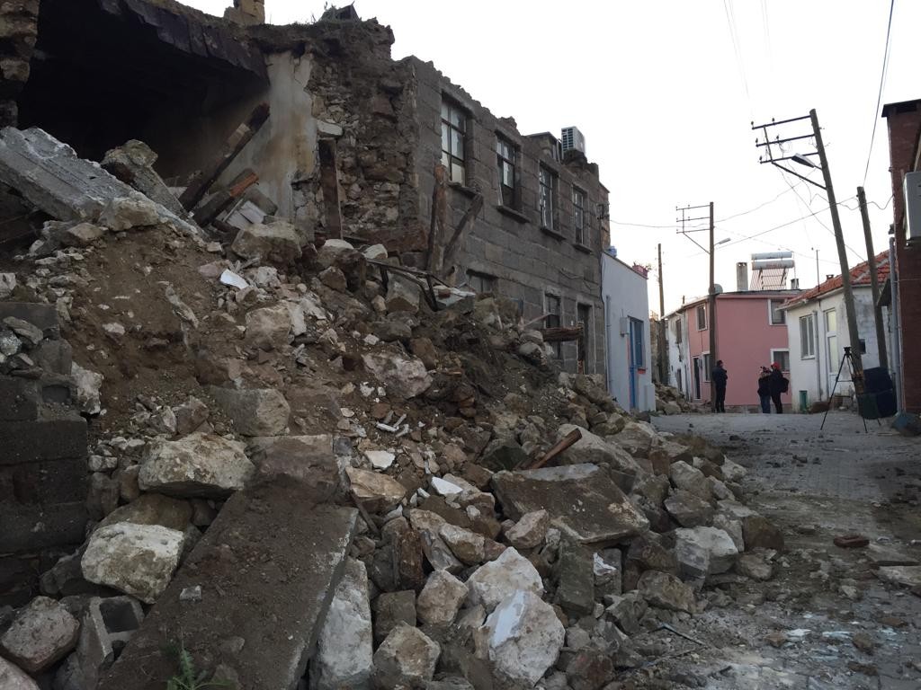 Depremin bilançosu gün ağarmasıyla gözler önüne serildi 9