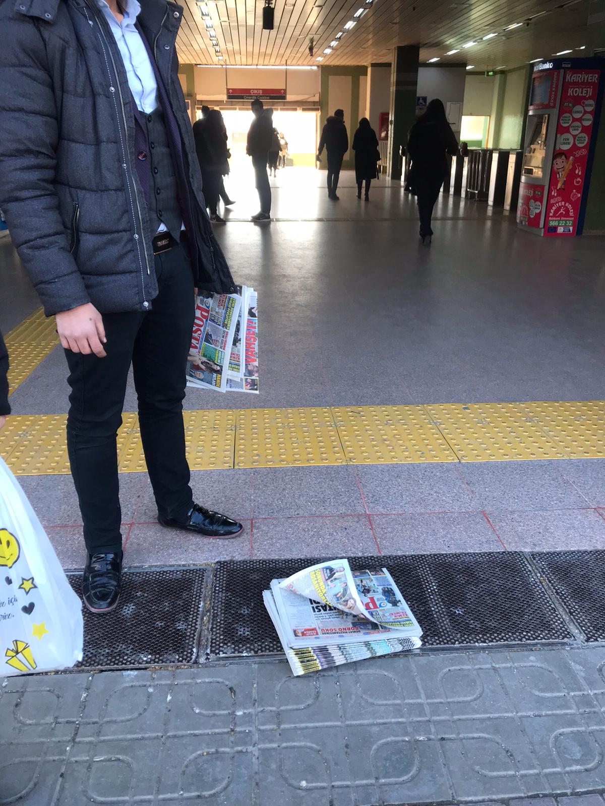 Demirören gazeteyi bedava dağıtıyor, yüzüne bakan yok! 1