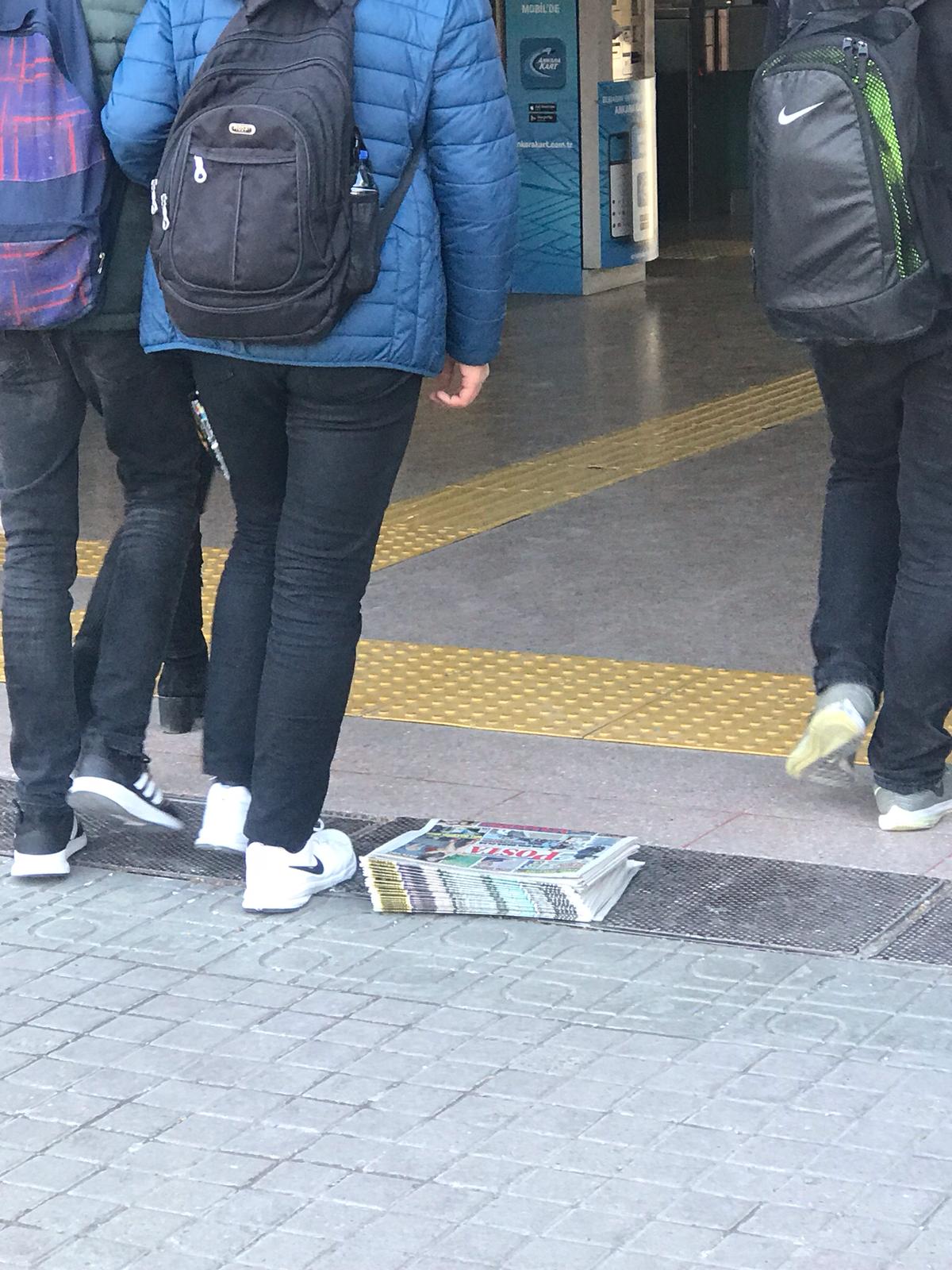 Demirören gazeteyi bedava dağıtıyor, yüzüne bakan yok! 3