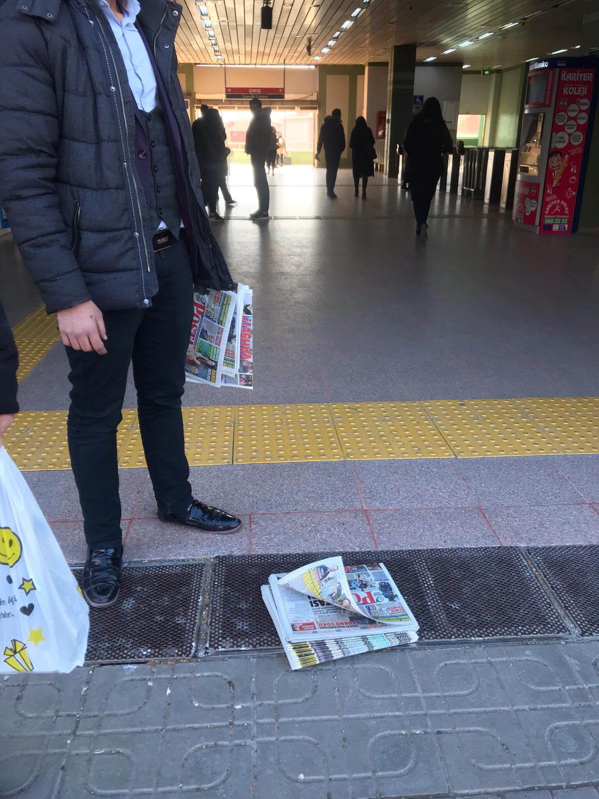 Demirören gazeteyi bedava dağıtıyor, yüzüne bakan yok! 5