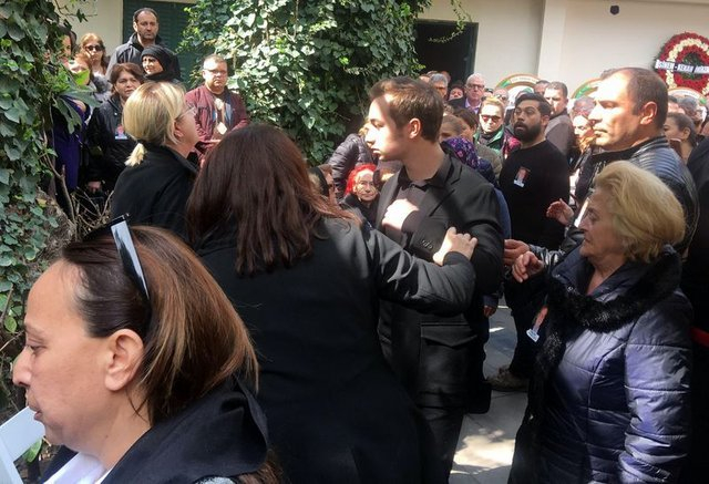 Demet Akbağ'ın eşi Zafer Çika'nın cenaze töreni sonrasında şok 9
