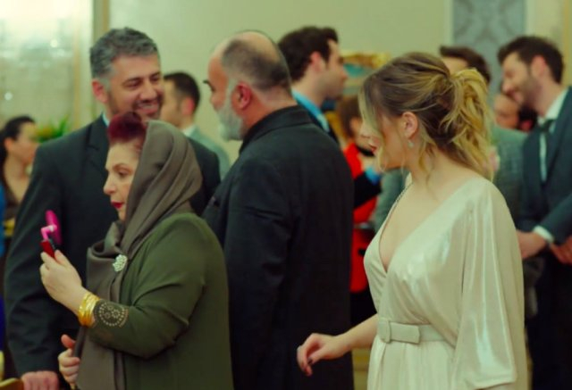 'Yasak Elma'daki derin göğüs dekolteli sahne olay oldu 5