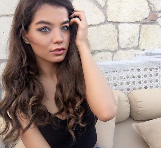 Türk oyuncunun Dubai'deki bikinili pozları sosyal medyayı salladı 8