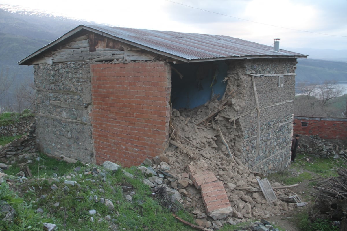 Depremin hasarı gün ağarınca ortaya çıktı 6