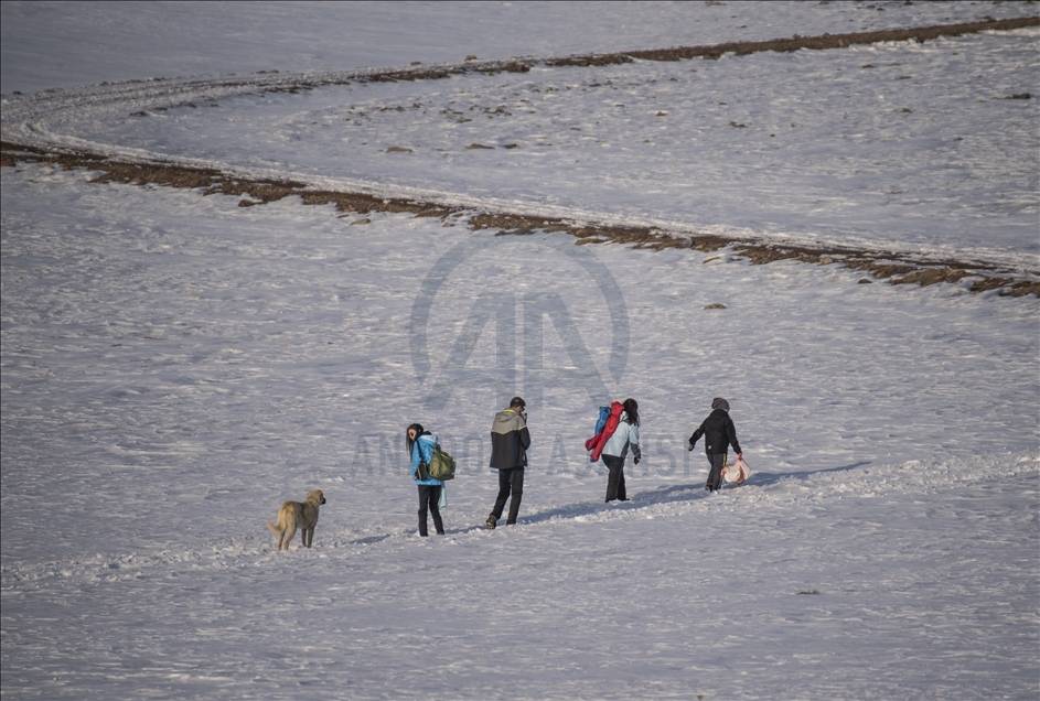 Kars'ta yüzeyi buz tutan baraj, gün batımı manzarasıyla büyülüyor 4