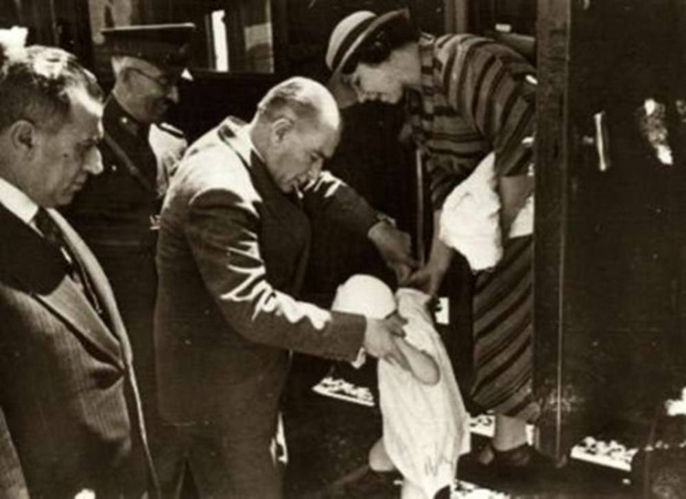 Atatürk ve çocuklar 24