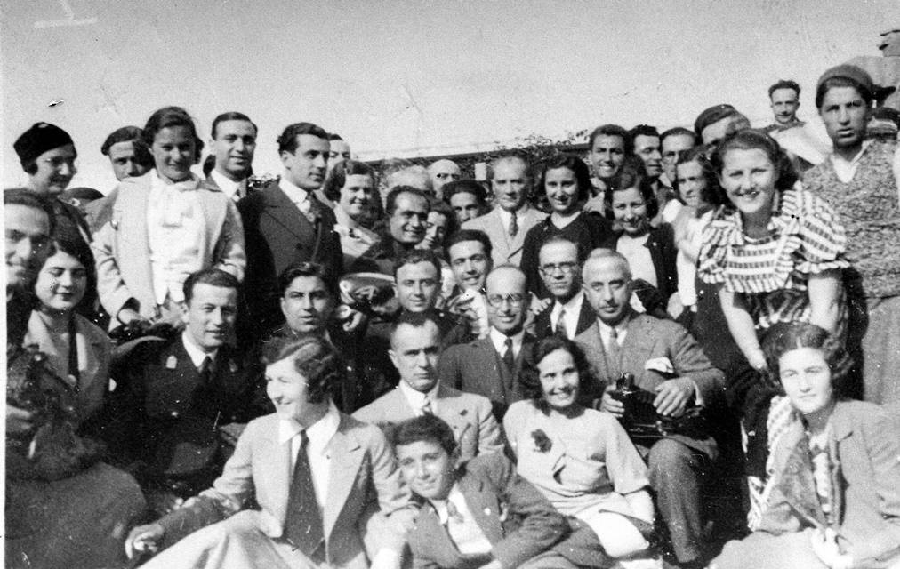 Atatürk gençlerle birlikte 1