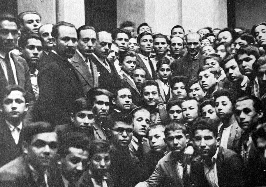 Atatürk gençlerle birlikte 10