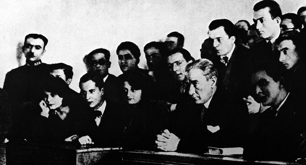 Atatürk gençlerle birlikte 11